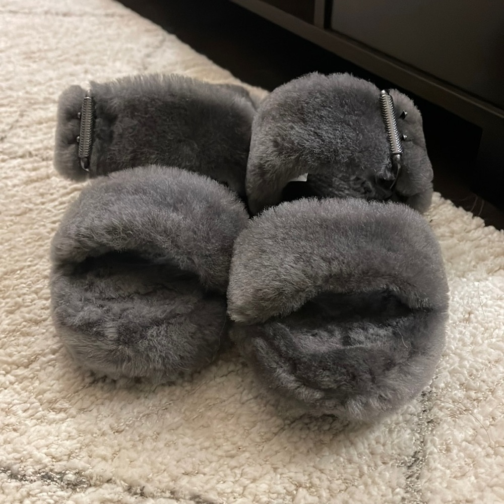 Womens size 7 Ugg slippers